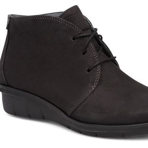 Dansko Joy black nubuck chukkas